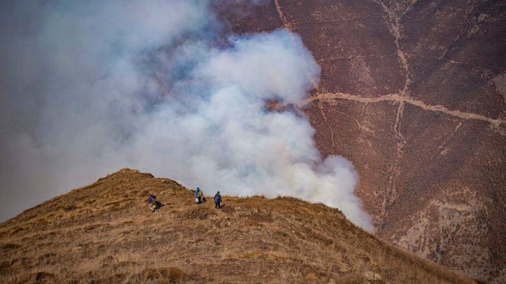 dpatopbilder - Rauch steigt über Hügeln im Norden Irans auf. In den Provinzen Masandaran und Golestan bedrohen Brände den artenreichen Hyrkanischen Wald. Foto: Mehrab Farsad/dpa