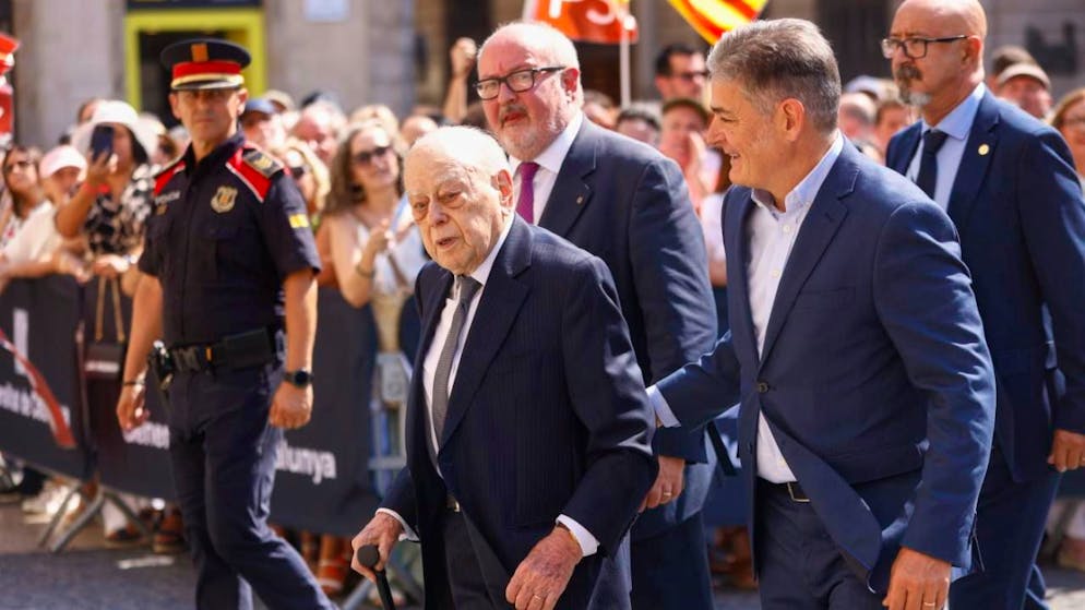 L'ex presidente della Catalogna, Jordi Pujol, nell'agosto del 2024 viene accompagnato alla cerimonia di inaugurazione del nuovo presidente della Generalitat, il socialista Salvador Illa. (foto d''archivio)