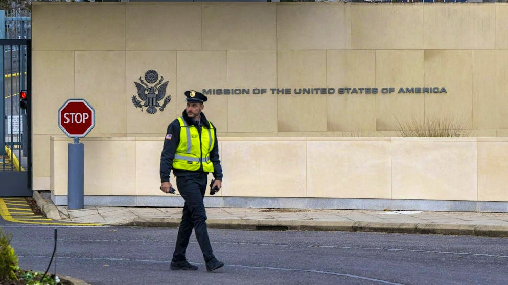USA and Ukraine agree on revised peace plan - Gallery. A US official in front of the entrance to the US mission in Geneva. (November 23, 2025)