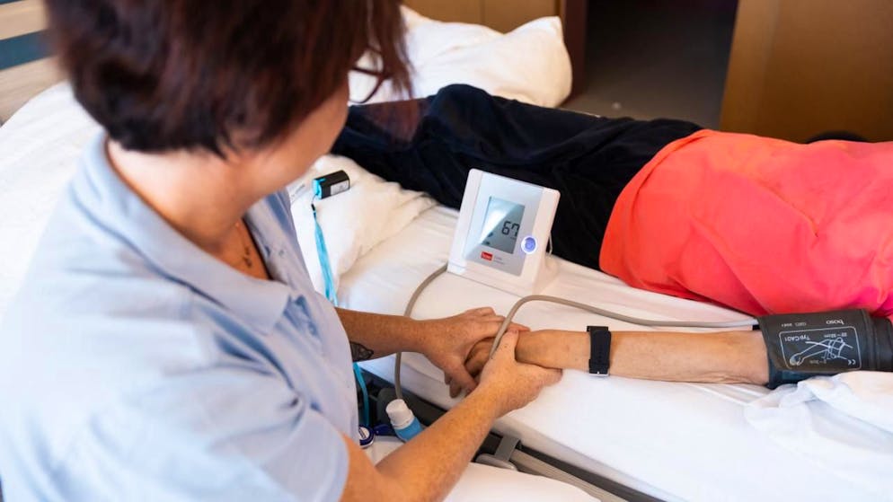 Bien que l'écart salarial se réduise, une majorité de femmes occupent des postes à bas salaires et une majorité d'hommes ceux à rémunération élevée (image d'illustration).