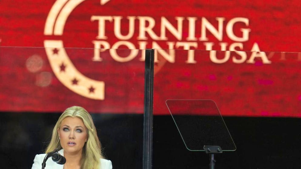 ARCHIV - Erika Kirk spricht bei der Trauerfeier für ihren Mann Charlie Kirk im State Farm Stadium. Foto: Ross D. Franklin/AP/dpa/Archivbild