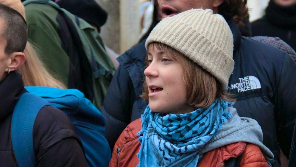 Ecco il video. Greta Thunberg e altri attivisti colorano di verde il Canal Grande di Venezia