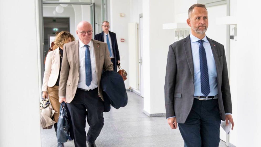 Unterschiedliche Standpunkte: Im Anschluss an ein Treffen zwischen SBB-CEO Vincent Ducrot (links) und dem Tessiner Regierungspräsidenten Norman Gobbi (rechts) ist Ende Oktober Distanz spürbar. (Archivbild)