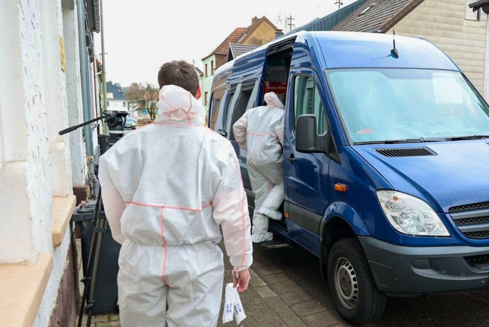 Gerichtsvollzieher im Saarland getötet - Gallery. Die Spurensicherung der Polizei ist im Einsatz.
