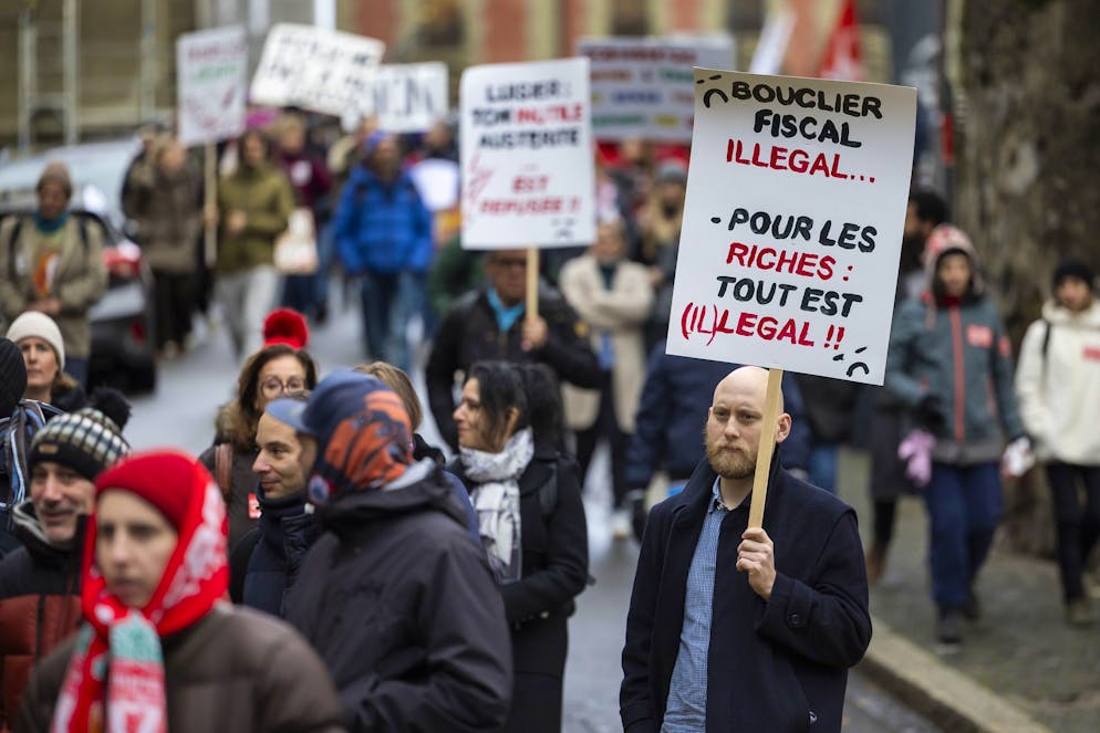 Des personnes manifestent devant le département de Frédéric Borloz lors d'une journée d'action et de grève du secteur de la fonction publique du canton de Vaud ce mardi 25 novembre 2025 à Lausanne. 