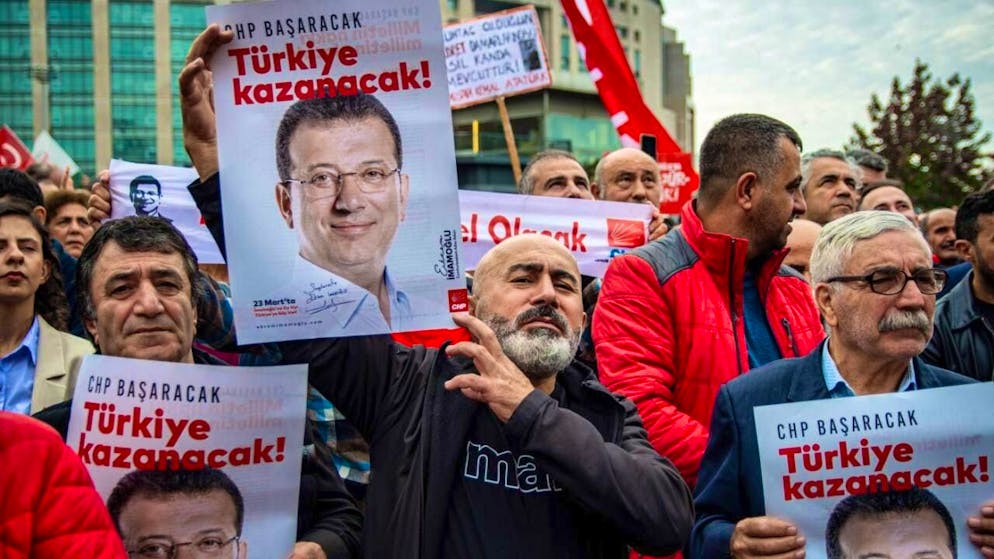 ARCHIVE - Supporters of Ekrem Imamoglu, former mayor of the city of Istanbul who is currently imprisoned, gather in front of the Caglayan courthouse in Istanbul after a new espionage investigation was launched against him. Photo: Abdullah Tepeli/ZUMA Press Wire/dpa