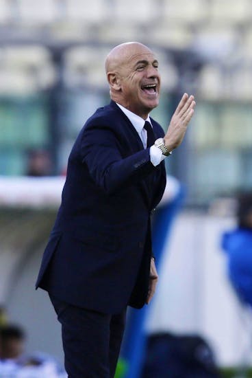 epa05006149 Carpi's coach Giuseppe Sannino reacts during the Italian Serie A soccer match Carpi FC vs Hellas Verona at Alberto Braglia stadium in Modena, Italy, 01 November 2015. EPA/ELISABETTA BARACCHI
