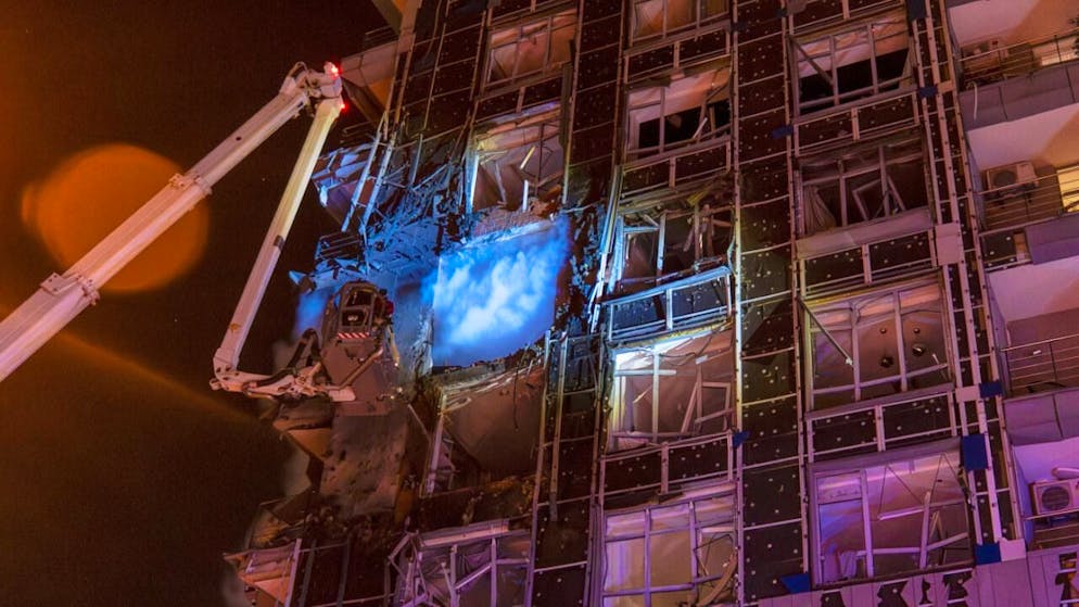 dpatopbilder - Rettungskräfte arbeiten daran, ein Feuer nach einem russischen Angriff in Kiew zu löschen. Foto: Dan Bashakov/AP/dpa