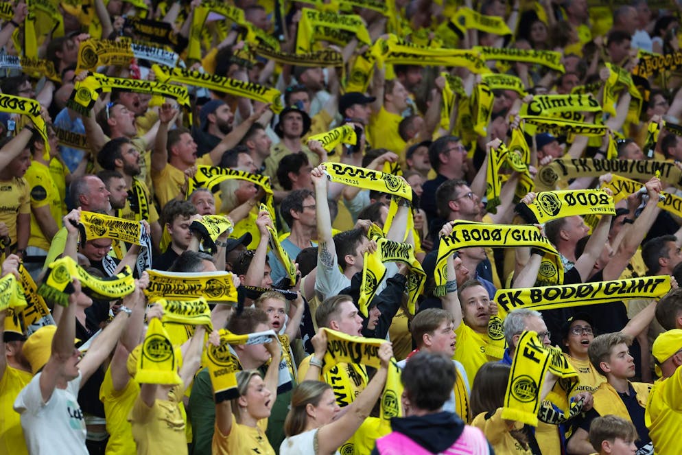 Tifosi del Bodo/Glimt in trasferta a Londra. Lo spazzolino gigante è rimasto a casa, in Norvegia.