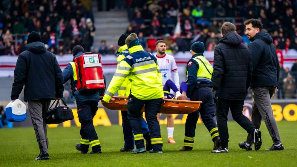 Nelson Palacio wird mit der Bahre vom Platz getragen.