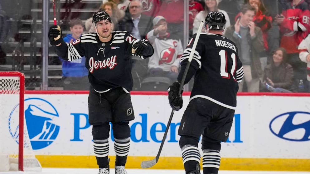 Timo Meier (links) jubelt nach seinem Treffer, Teamkollege  Stefan Nösen ist erster Gratulant
