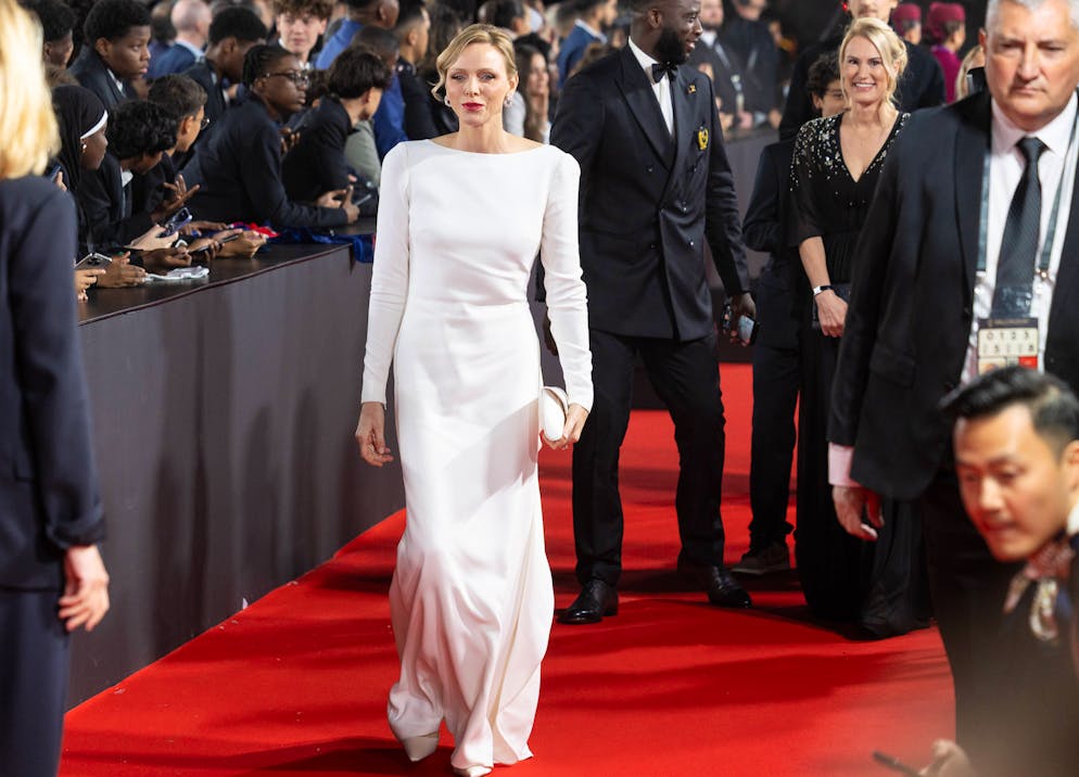 Charlène de Monaco avait également fait sensation récemment au Ballon d’Or, vêtue d’une robe blanche épurée à dos nu signée Elie Saab.