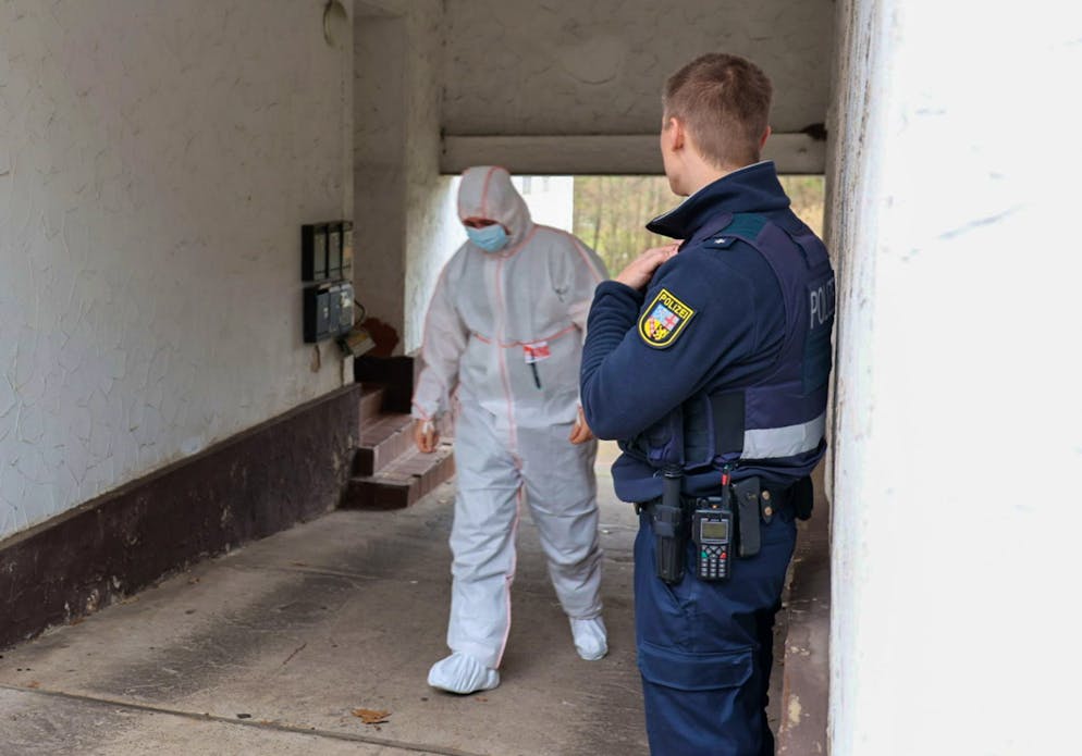 Gerichtsvollzieher im Saarland getötet - Gallery. Am Tatort ermittelt die Polizei.