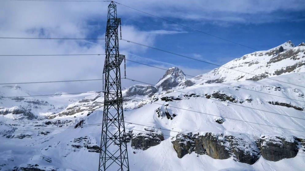 La ligne haute tension située entre Bickigen (BE) et Chippis (VS) doit passer en 380 KV (photo d'illustration de son passage à la Gemmi).