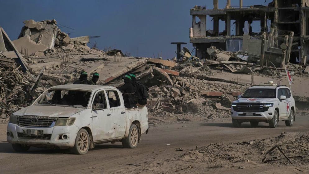 La Croce rossa porta la bara alle truppe israeliane all'interno della Striscia (foto d'archivio)