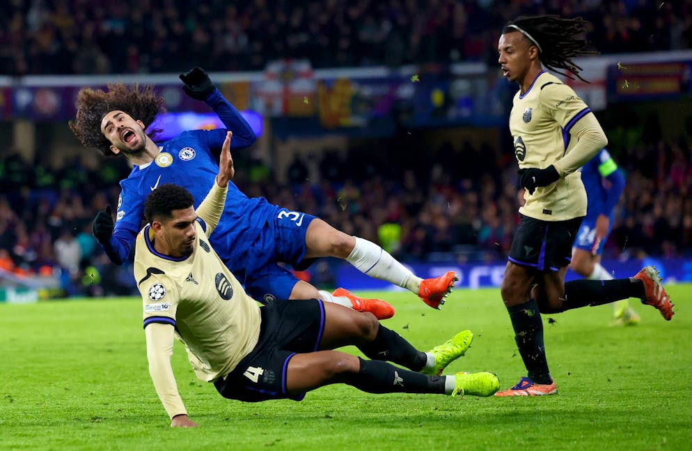 Ronald Araujo grätscht Marc Cucurella um.