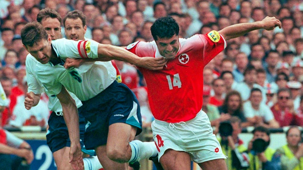 Englands Captain Tony Adams (links) kämpft mit dem Schweizer Kubilay Türkyilmaz im Eröffnungsspiel der Fussball-EM 96.