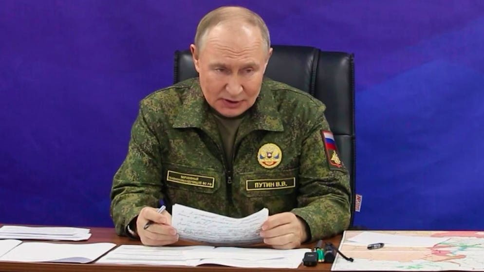 HANDOUT - Der russische Präsident Wladimir Putin beim Besuch eines Kommandopostens der Streitkräfte (Archivbild). Foto: Uncredited/Russian Presidential Press Office/dpa