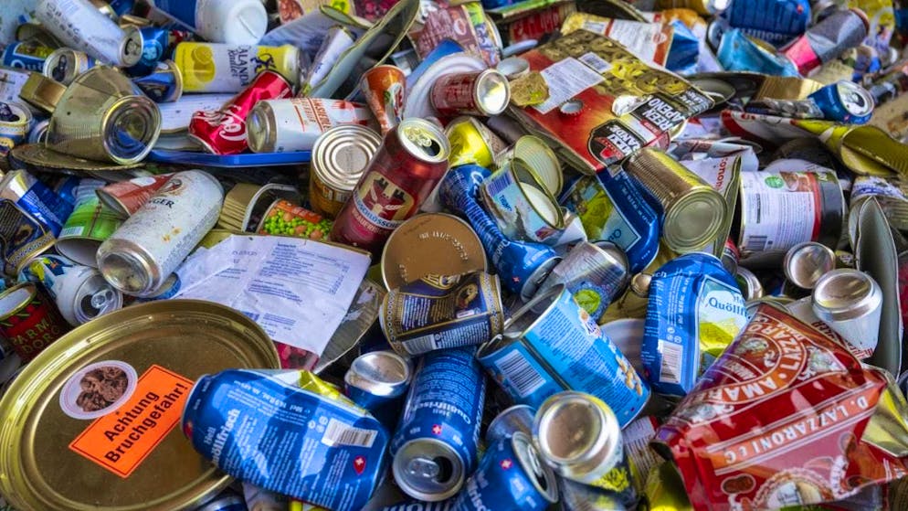 Just collecting one aluminum can (0.33 l) saves as much environmental pollution as riding an e-bike for about 4.7 kilometers. (archive picture)