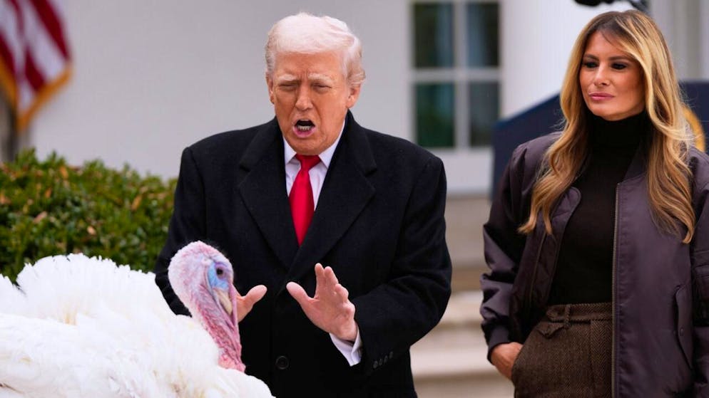 US-Präsident Donald Trump und First Lady Melania Trump stehen neben dem nationalen Thanksgiving-Truthahn Gobble im Rosengarten des Weißen Hauses. Foto: Julia Demaree Nikhinson/AP/dpa