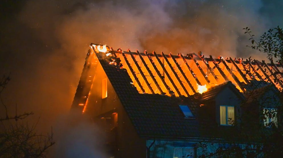 Der Dachstock des Mehrfamilienhauses stand in Vollbrand.
