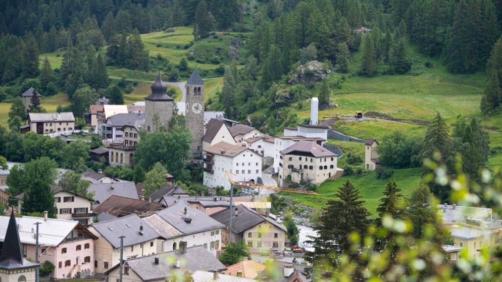 Susch, il paese ai piedi del Passo del Flüela, è esposto regolarmente a un elevato volume di traffico. La circonvallazione aiuterebbe a sgravare il villaggio engadinese e renderlo più attrattivo per gli abitanti. (immagine d'archivio)
