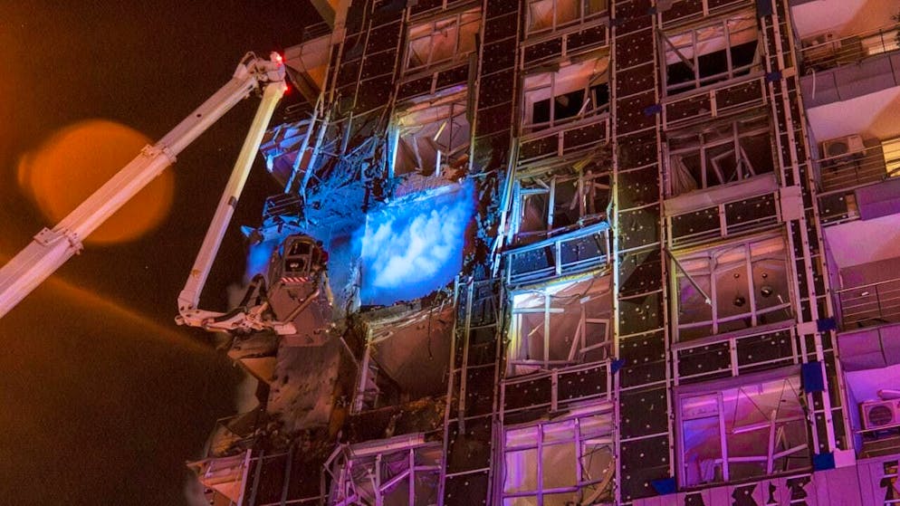 dpatopbilder - Rescue workers work to extinguish a fire after a Russian attack in Kiev. Photo: Dan Bashakov/AP/dpa