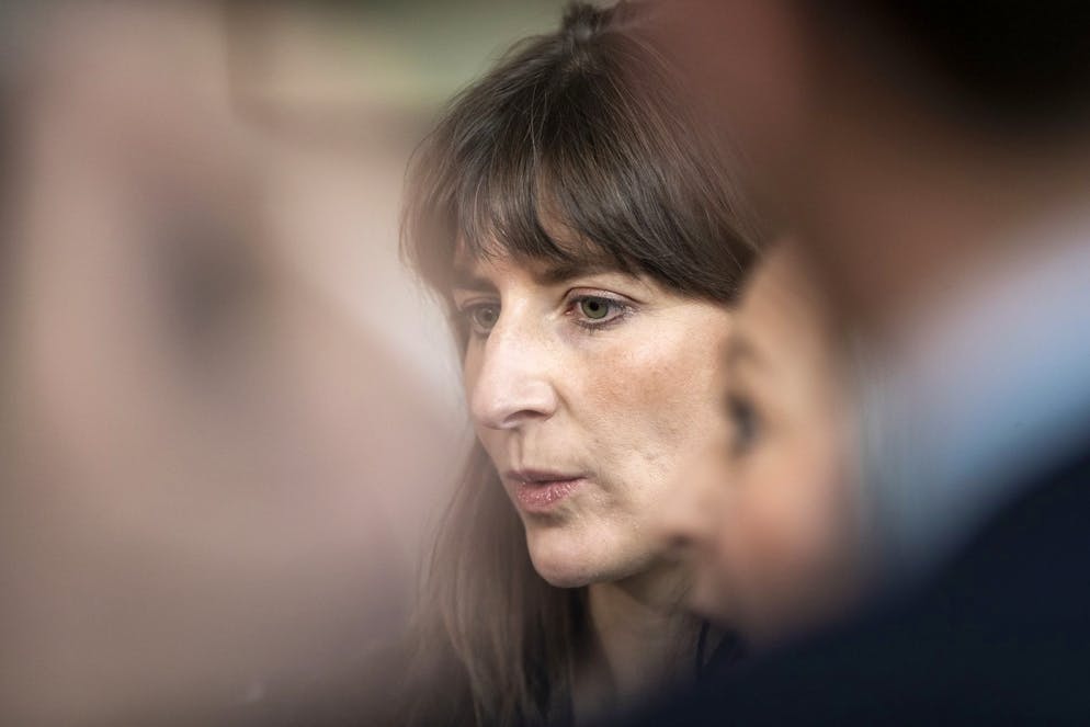 Les partis ont appris avec plus ou moins de surprise la démission de Rebecca Ruiz. Tous comprennent sa décision et lui souhaitent le meilleur pour sa santé et la suite de sa carrière.