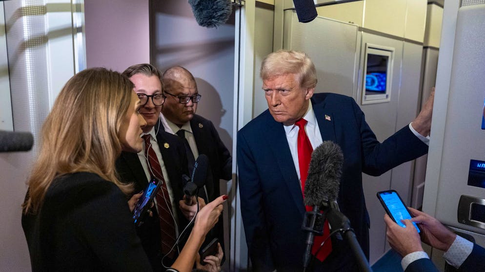 US-Präsident Donald Trump mit Reporter*innen an Bord der Air Force One auf dem Flug nach Florida. (25. November 2025)