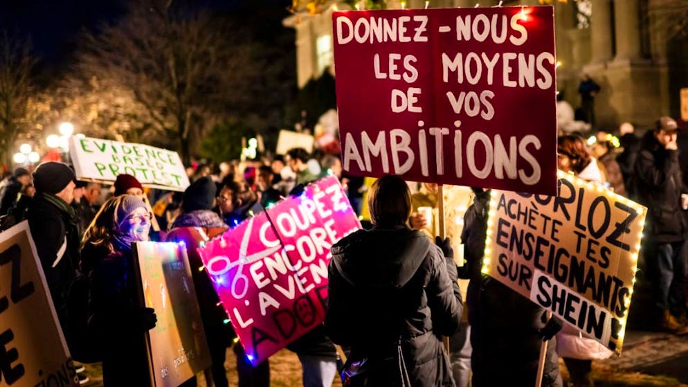Des membres de la fonction publique vaudoise manifestent en cortège dans la rue lors de la grève annoncée par les syndicats.