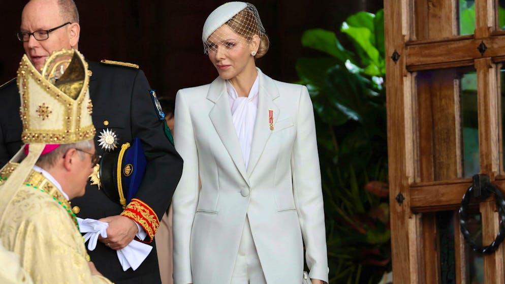 Per i giorni festivi di Monaco, Charlène ha indossato un tailleur pantalone bianco.