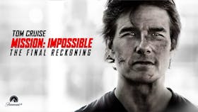 Eine schwarz-weisse Nahaufnahme von Tom Cruise als Ethan Hunt mit Schrammen und Verletzungen im Gesicht, im Filmplakat zu Mission: Impossible – The Final Reckoning.