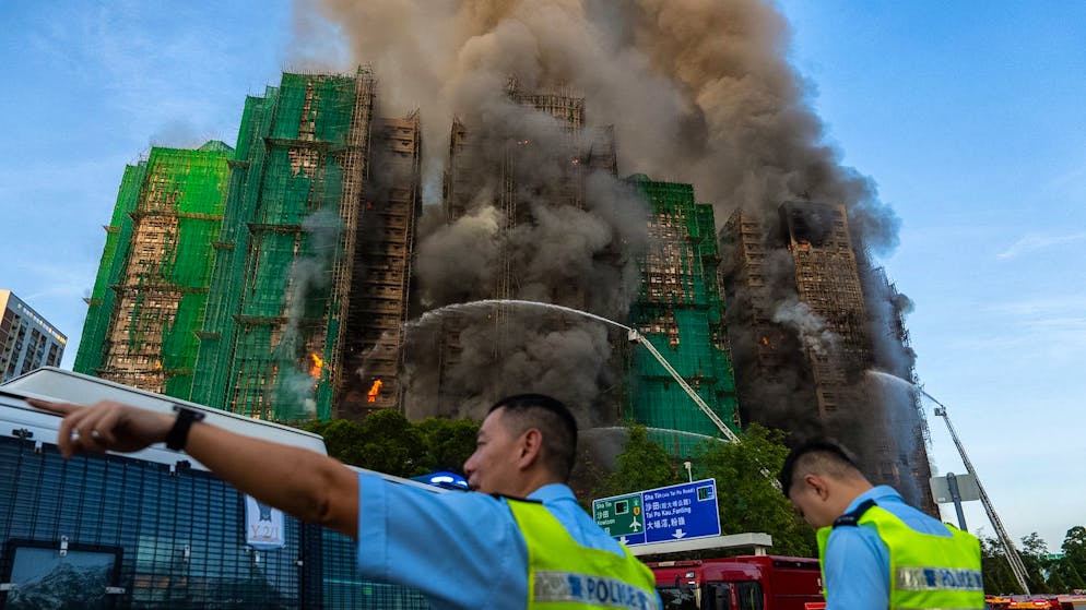 Löscharbeiten in dem Hochhauskomplex in Hongkong.