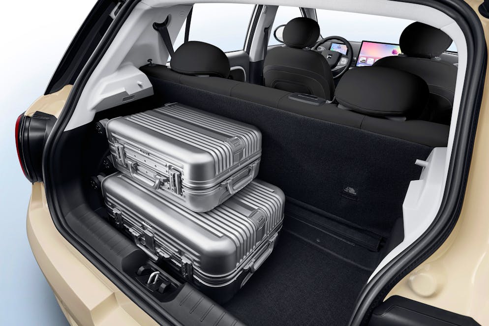 Der Kofferraum bietet genug Platz für Gepäck für 2 Personen.