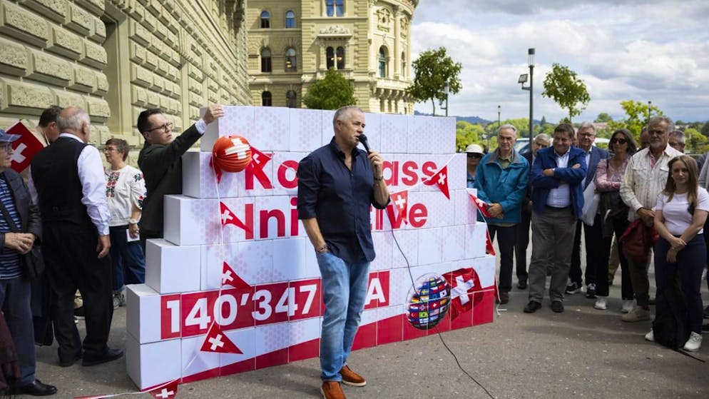 Marcel Erni, Initiant und Mitglied des Initiativkomitees der Kompass-Initiative, spricht bei der Einreichung der Initiative im August dieses Jahres vor der Bundeskanzlei in Bern. (KEYSTONE/Peter Klaunzer)