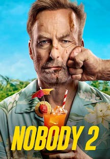 Bob Odenkirk (mit Schnittwunden im Gesicht) wird gerade von einer Faust getroffen, während er ein tropisches Cocktail hält und ein Aloha-Hemd trägt, im Filmplakat zu Nobody 2.