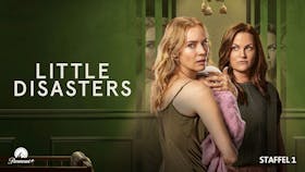 Zwei Frauen, eine davon hält ein in rosa gewickeltes Baby, stehen in einem dunklen, heimischen Umfeld mit einem beunruhigten Ausdruck. Es ist das Poster für die Serie Little Disasters.