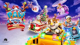 Die PAW Patrol Welpen Chase, Marshall und Rubble fahren ihre geschmückten Einsatzfahrzeuge durch eine verschneite, festliche Winterlandschaft mit einem Weihnachtsbaum und Rentierschlitten im Hintergrund.