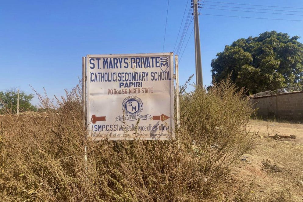 Une pancarte de l'école catholique primaire et secondaire St. Mary's, où des hommes armés ont enlevé vendredi des enfants et des membres du personnel dans la communauté de Papiri, au Nigeria, mardi 25 novembre 2025. (AP Photo/Yunusa Umar)