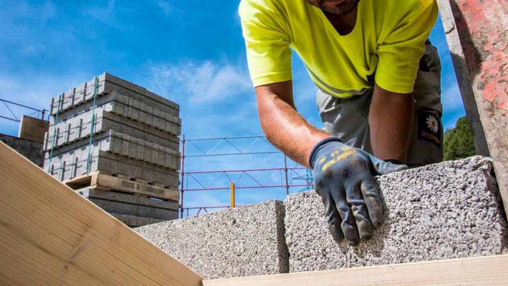 Stimulé par une demande élevée et les récentes baisses des taux d'intérêt, le secteur de la construction de logements continue de progresser avec des revenus de 6 milliards de francs (+7%) depuis janvier 2025. (archive)