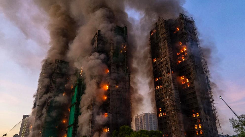 Il complesso residenziale in fiamme.