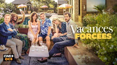 Eine Gruppe von fünf Erwachsenen, darunter zwei Männer und drei Frauen, sitzt in legerer Kleidung auf einer Holzbank bei einem Pool, mit Wein auf einem Tisch, im Poster zum Film Vacances Forcées.