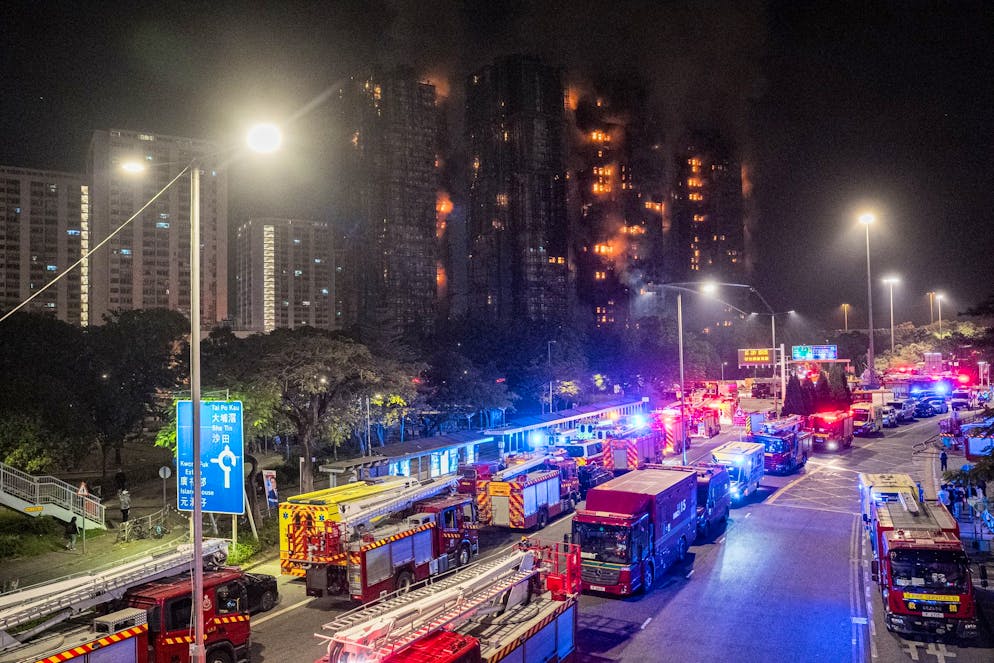 Feu à Hong Kong. epa12550223 Camions de pompiers sur les lieux d'un incendie dans un immeuble à Tai Po, Hong Kong, Chine, le 26 novembre 2025. Selon le gouvernement de Hong Kong, cet incendie de niveau 5, qui s'est déclaré le 26 novembre, a fait au moins 13 morts et trois blessés dans un état critique. EPA/LEUNG MAN HEI