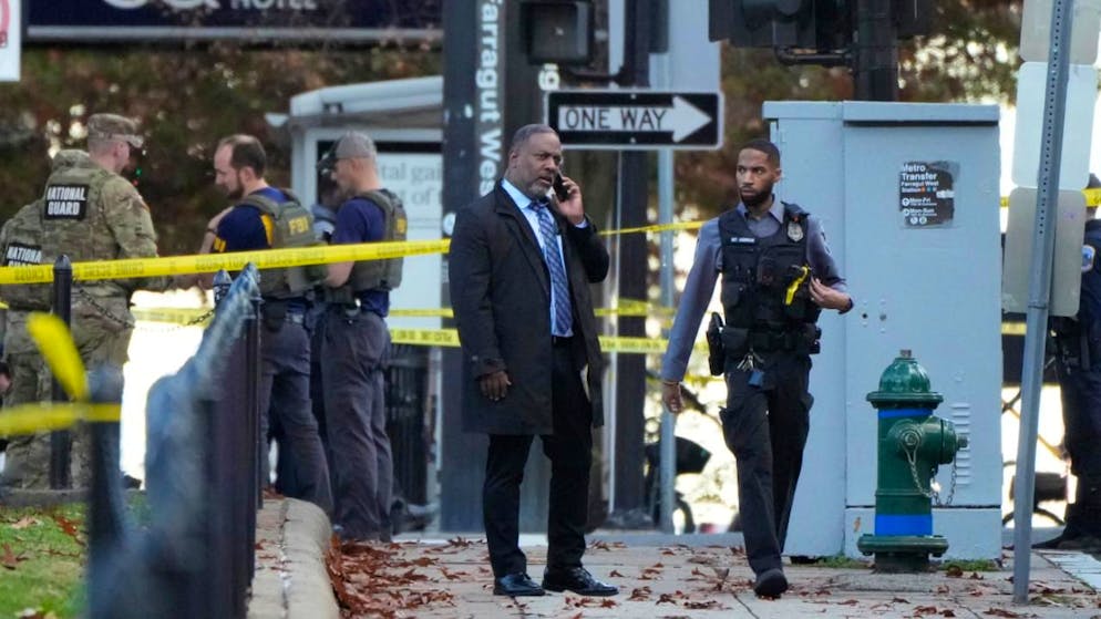 Einsatzkräfte versammeln sich am Mittwoch in der Nähe des Ortes, an dem Mitglieder der Nationalgarde von Schüssen getroffen wurden.