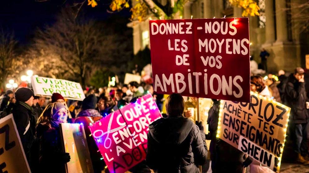 Thousands of public sector employees in the canton of Vaud demonstrated against austerity measures in Lausanne on Wednesday.