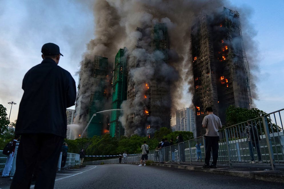 Feu à Hong Kong. De la fumée s'élève après qu'un incendie s'est déclaré à Wang Fuk Court, un complexe résidentiel situé dans le district de Tai Po, dans les Nouveaux Territoires de Hong Kong, le mercredi 26 novembre 2025. (AP Photo/Chan Long Hei)