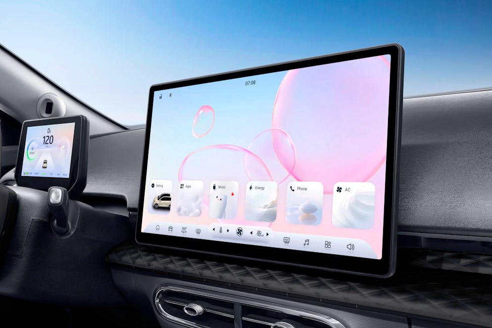 Das Infotainment ist simpel und lässt sich per Kabel mit dem Handy verbinden.