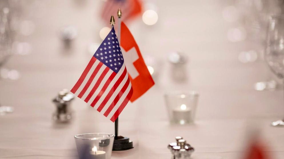 Finanzanalysten blicken nach dem Zolldeal zwischen der Schweiz und den USA deutlich optimistischer auf die Schweizer Wirtschaft. (Symbolbild)