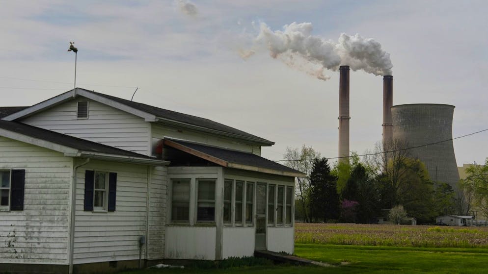 Ein Wohnhaus nahe des Kohlekraftwerks Gen. James Gavin in Ohio. (Archivbild)