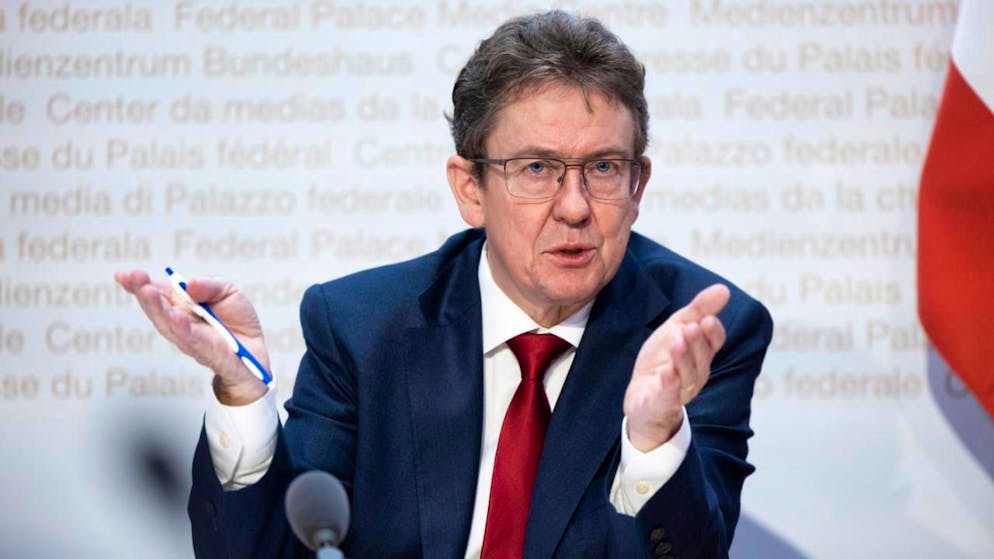 Umweltminister Albert Rösti stellt die Massnahmen vor, mit denen der Bund das Trinkwasser, das Grundwasser und Gewässer vor Verschmutzungen schützen will.